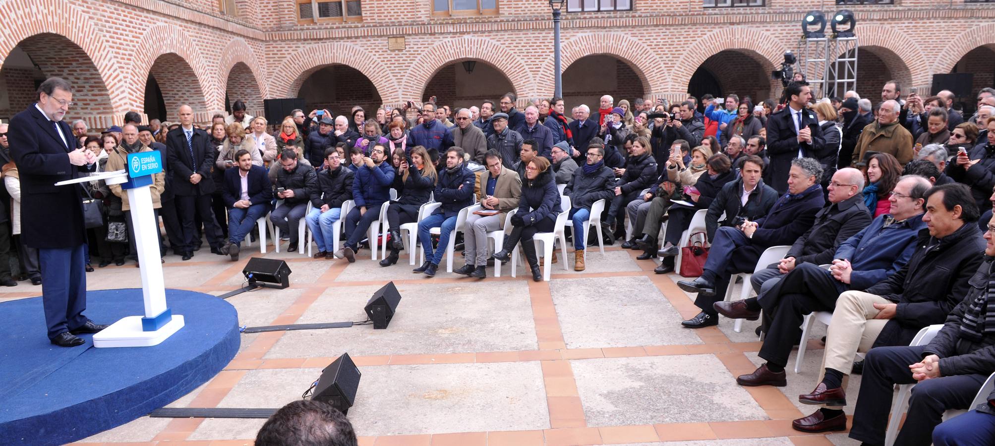 El presidente del Gobierno, Mariano Rajoy, participa en un acto de campaña del PP en Olmedo (Valladolid) 2/2