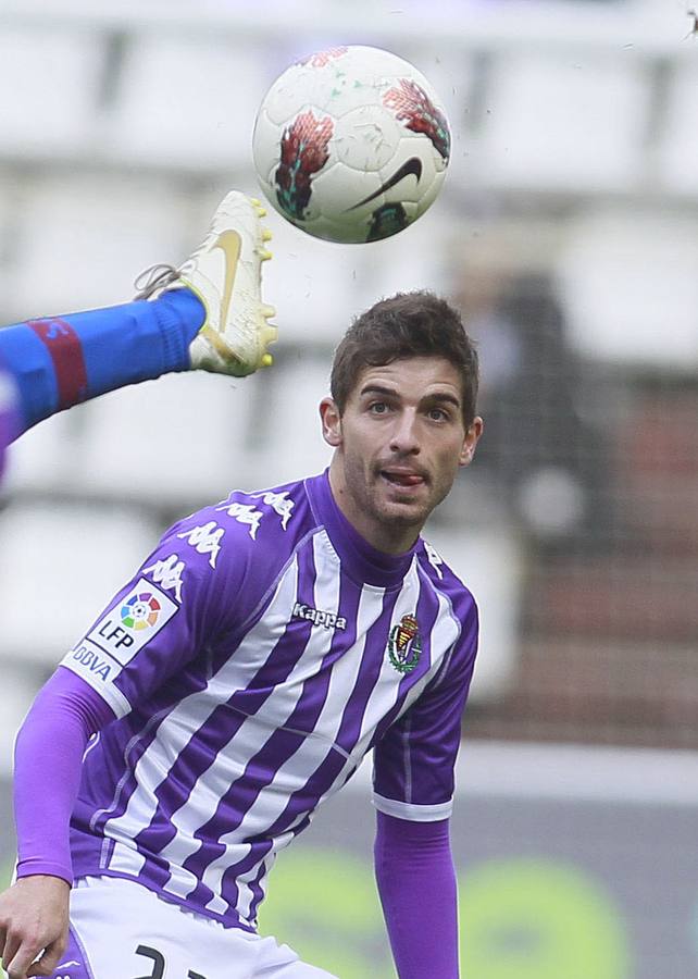 Víctor Pérez sigue el esférico con la vista.