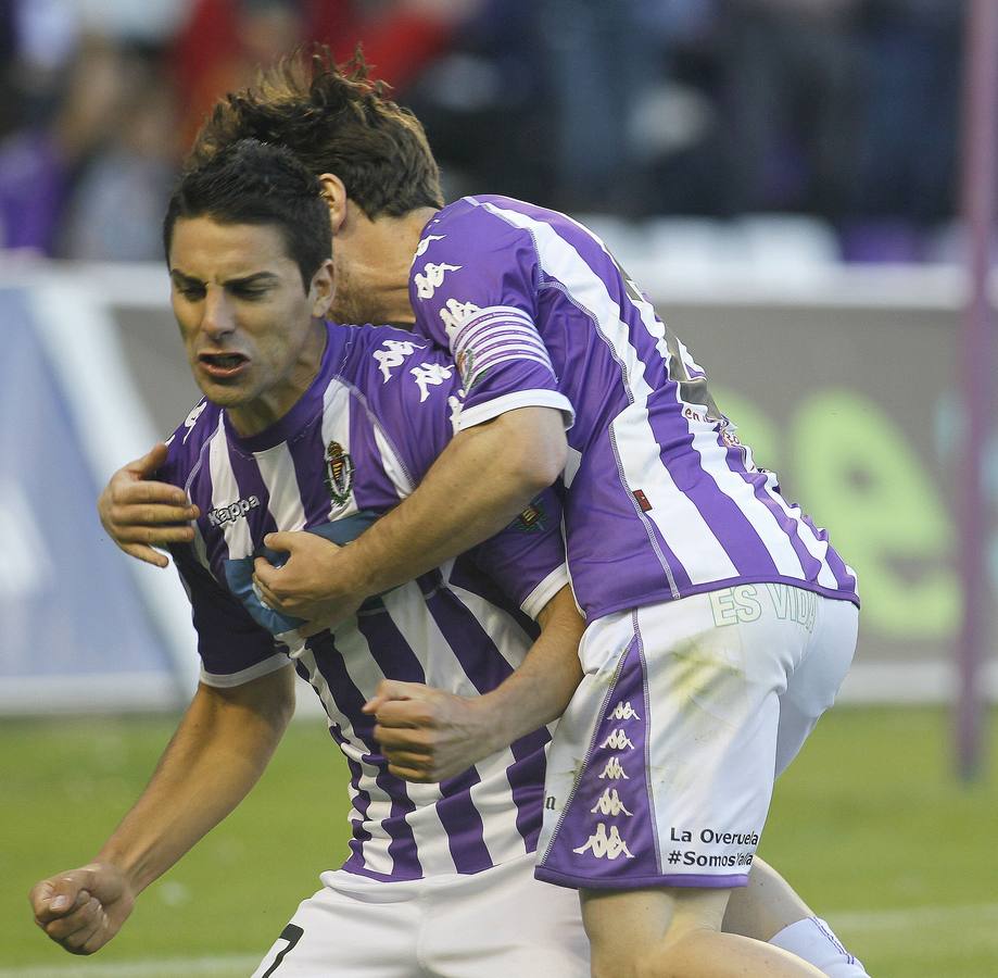 Óscar recibe el abrazo de Sisi tras anotar un gol.