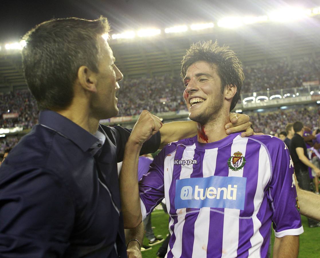 Djukic felicita a Marc Valiente, ensangrentado, tras consumarse el ascenso ante el Alcorcón.