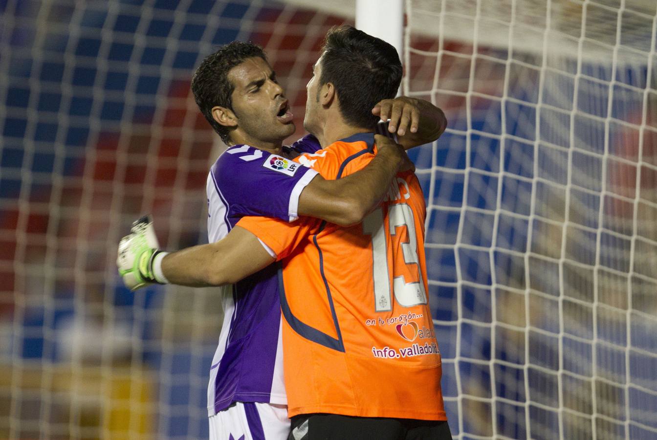 Javier Baraja se abraza a Diego Mariño tras detener el arquero un penalti.