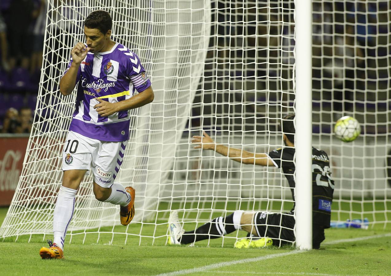 Óscar celebra con el 'chupete' un gol al Alcorcón.