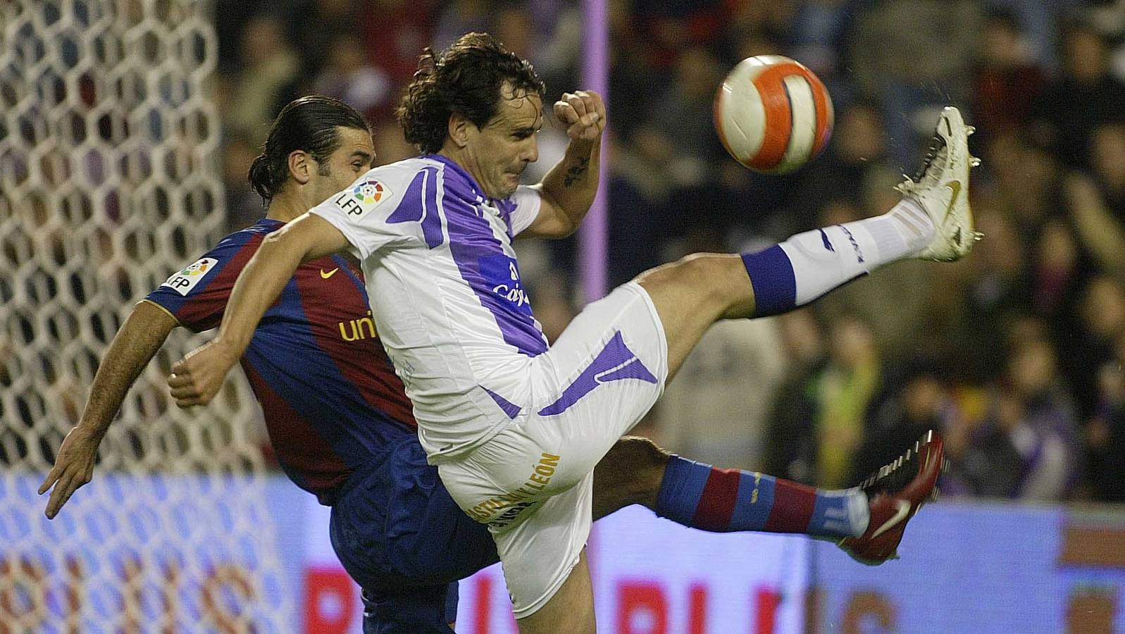 García Calvo toca el balón ante el barcelonista Márquez.