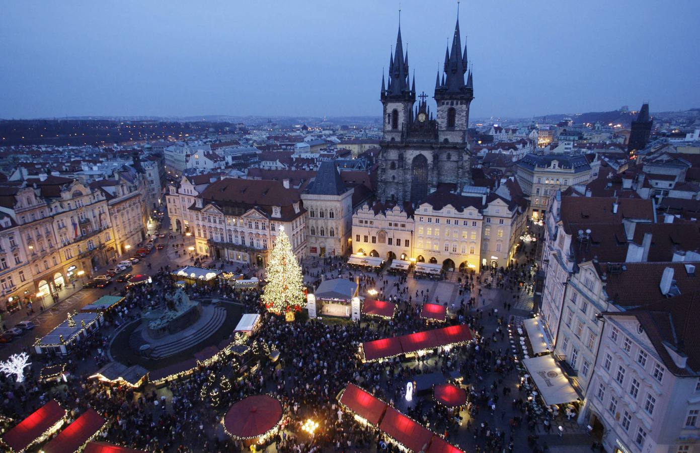 Praga (República Checa). Está entre las ciudades más visitadas del mundo. El mercado navideño de la Plaza Vieja en uno de los grandes atractivos turísticos de cara a la Navidad.