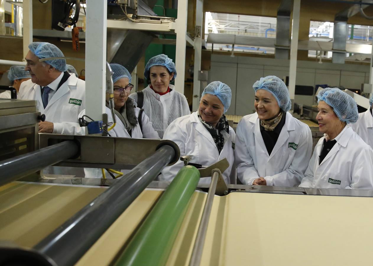 La ministra de Agricultura, Isabel García Tejerina, visita la fábrica de Galletas Gullón