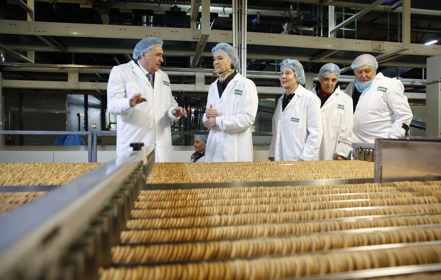 La ministra de Agricultura, Isabel García Tejerina, visita la fábrica de Galletas Gullón