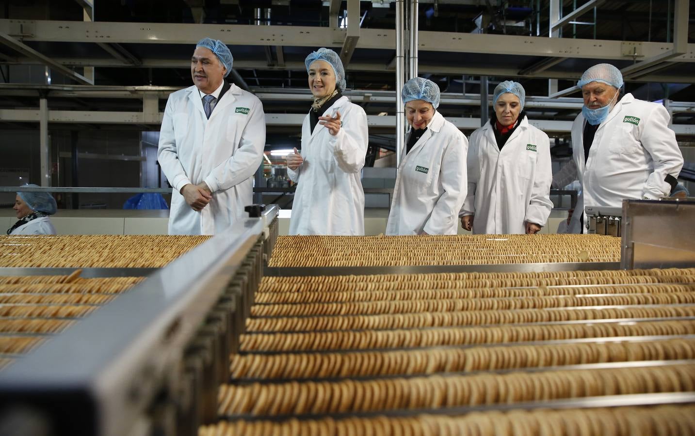 La ministra de Agricultura, Isabel García Tejerina, visita la fábrica de Galletas Gullón
