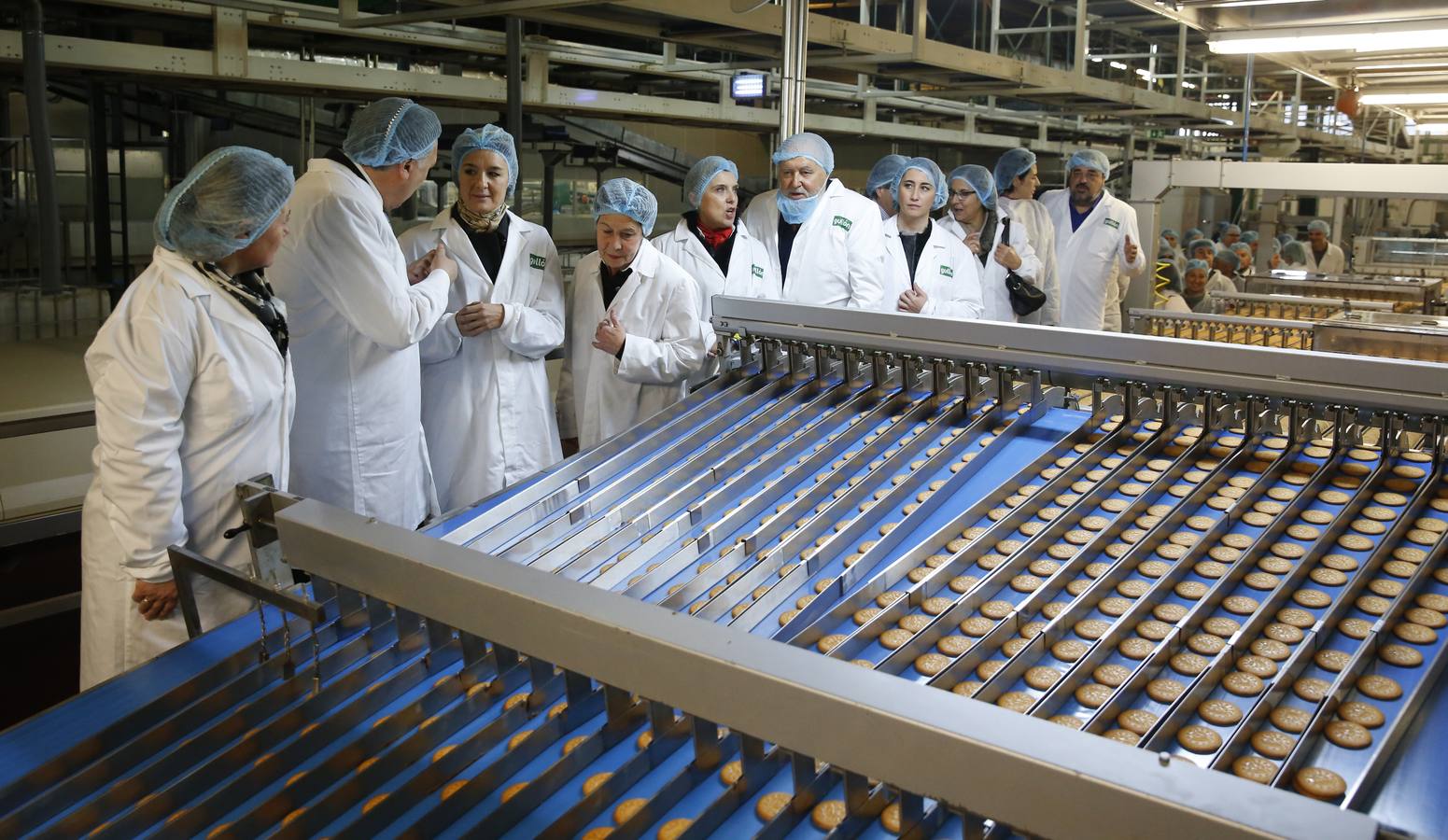 La ministra de Agricultura, Isabel García Tejerina, visita la fábrica de Galletas Gullón