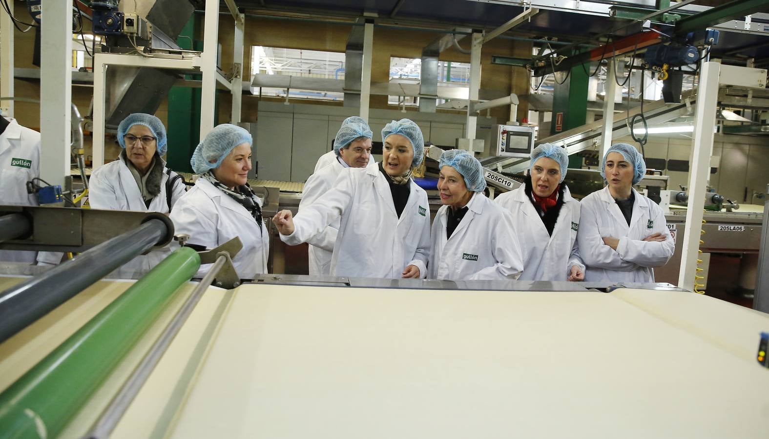La ministra de Agricultura, Isabel García Tejerina, visita la fábrica de Galletas Gullón