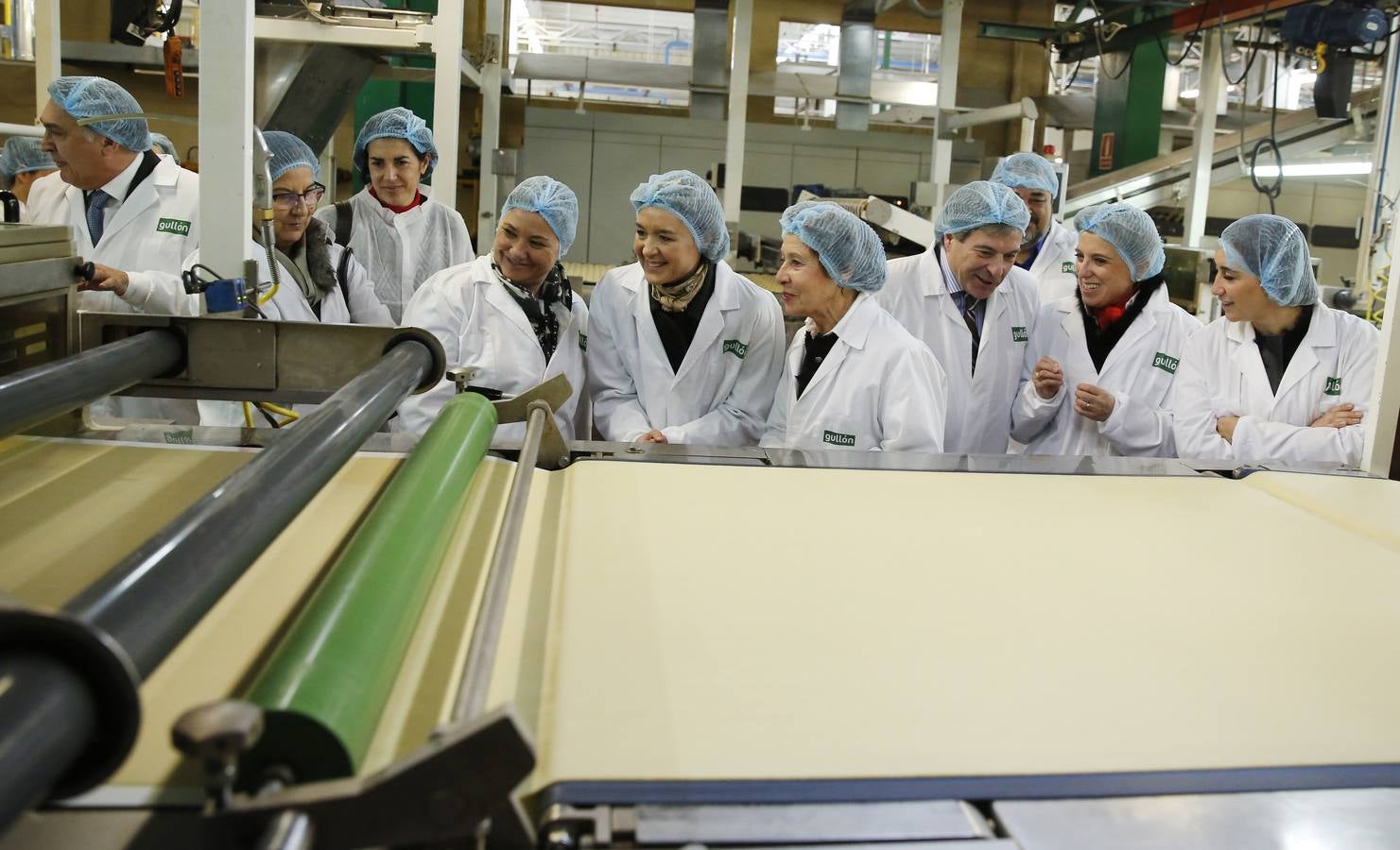 La ministra de Agricultura, Isabel García Tejerina, visita la fábrica de Galletas Gullón