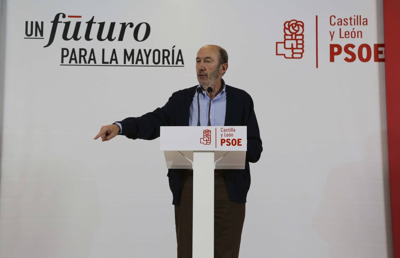El exdirigente socialista Alfredo Pérez Rubalcaba inicia la campaña electoral del PSOE en Valladolid.