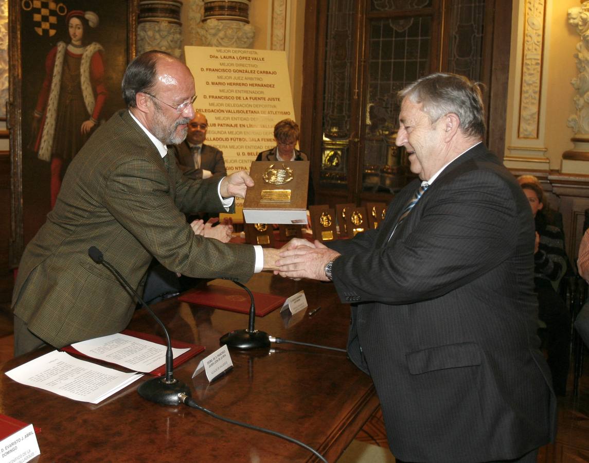 22.01.07 El alcalde Javier León de la Riva entrega la mención especial a Dionisio Miguel Recio, presidente del BM Valladolid, en los Premios Valladolid Ciudad Deportiva 2006 en el Ayuntamiento.