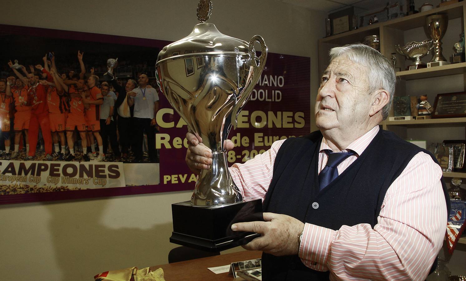 10.11.11 Dionisio Miguel Recio, presidente del Cuatro Rayas Valladolid de balonmano, posa con la Recopa de balonmano.