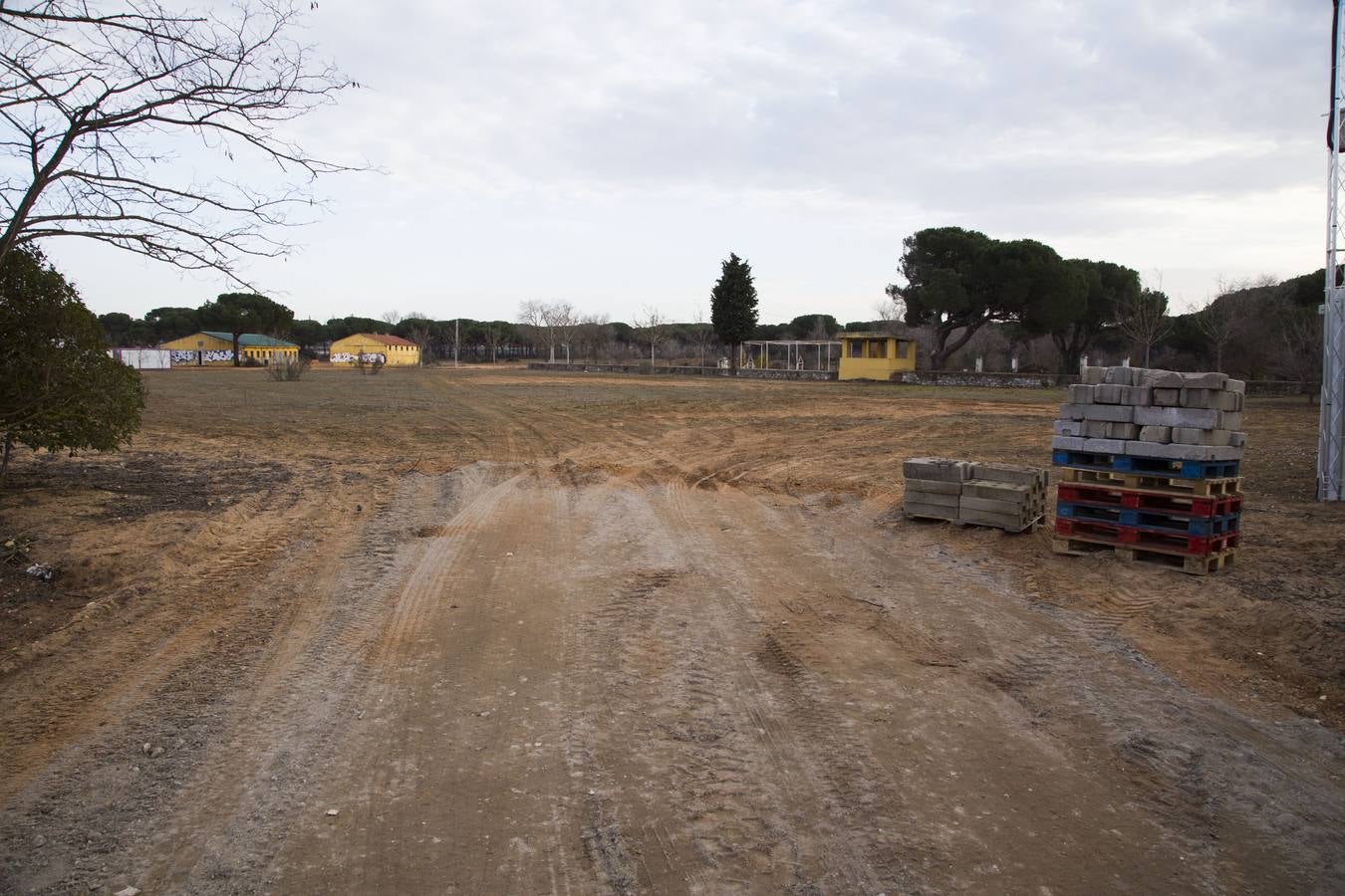 Preparativos para la Fiesta de la Moto de Valladolid en las instalaciones de la antigua Hípica Militar