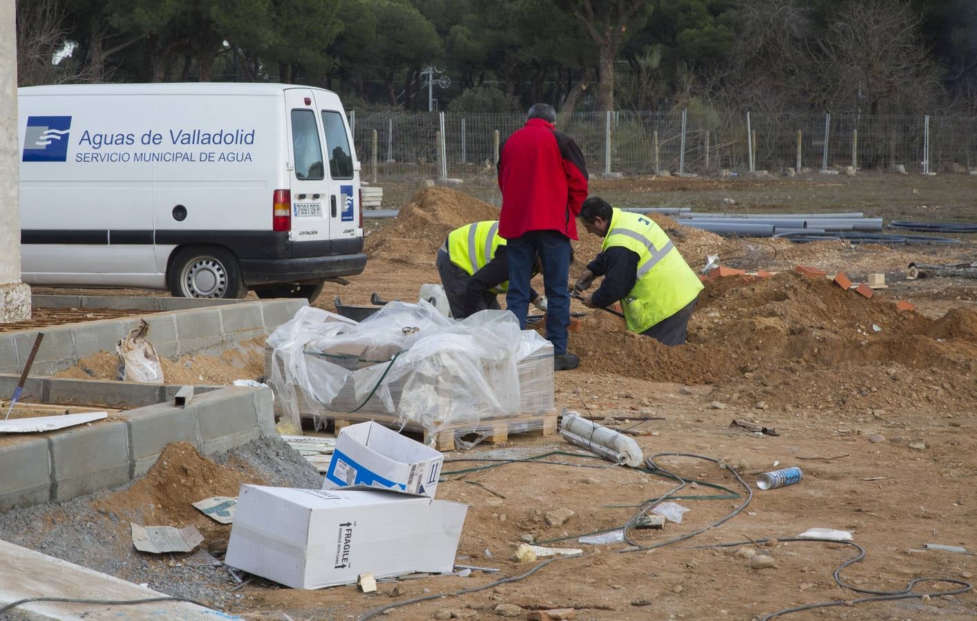 Preparativos para la Fiesta de la Moto de Valladolid en las instalaciones de la antigua Hípica Militar
