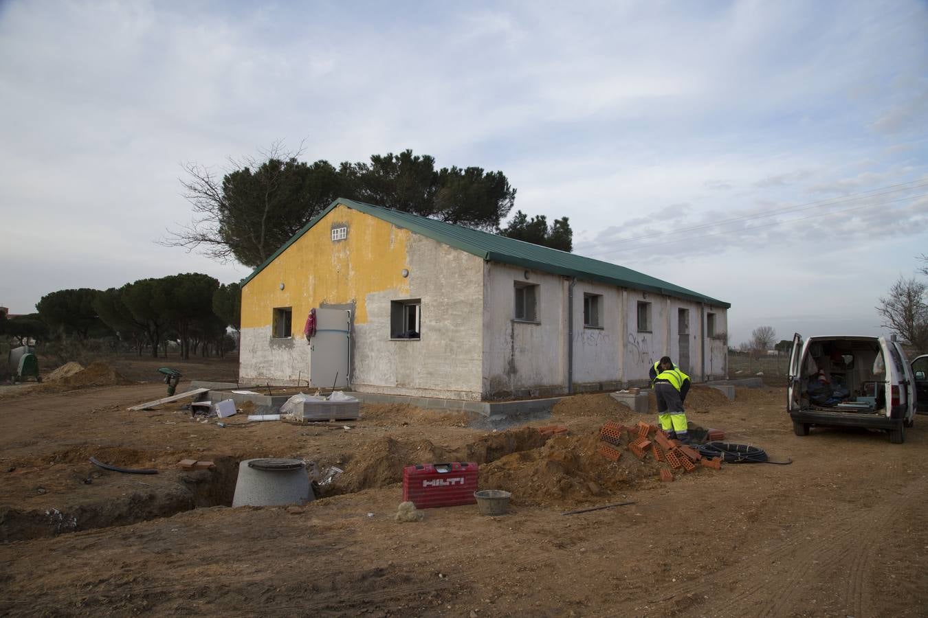 Preparativos para la Fiesta de la Moto de Valladolid en las instalaciones de la antigua Hípica Militar