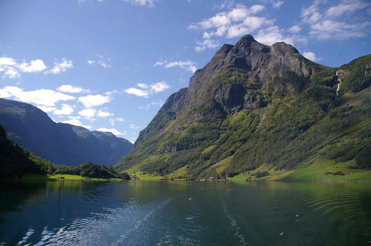 Frozen. Los fiordos noruegos son de cuento. Este es el impronunciable Nærøyfjorden Bakkanosi.