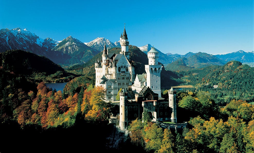 La Cenicienta. El castillo de la Cenicienta está inspirado en el Castilki de Neuschwanstein, en Alemania.