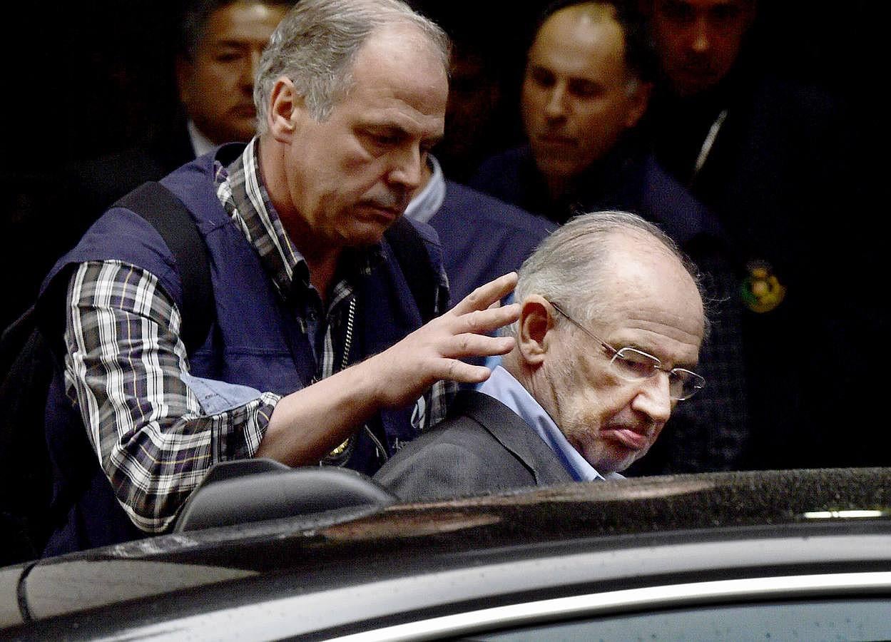 La mano de Rato. Con la imagen de Rodrigo Rato entrando en un coche policial ‘ayudado’ por un agente de aduanas, como un ‘chorizo’ más, se visualizó que ya no vale todo ni en la banca ni en la política. El héroe del ‘milagro económico’ era un villano que solo había perseguido el crecimiento de su cuenta corriente. El 16 de abril era detenido y puesto en libertad el exvicepresidente del Gobierno, el todopoderoso exdirector del FMI. Debe responder ante el juez por las irregularidades fiscales de sus negocios privados y por los sobornos que supuestamente cobró en su etapa en Bankia.