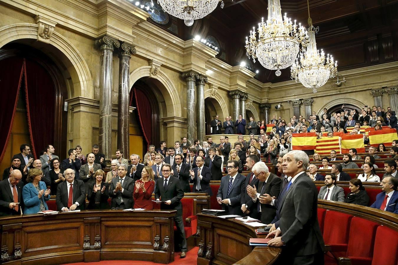 Desafío catalanista. El 9 de noviembre, la mitad de Cataluña rompía con la democracia al aprobar por 72 votos frente a 63 la resolución que proclama el inicio del proceso hacia la independencia. El ‘lote’ incluye la desobediencia a las instituciones españolas, empezando por el Tribunal Constitucional, que dos días más tarde acordó por unanimidad suspender la declaración.