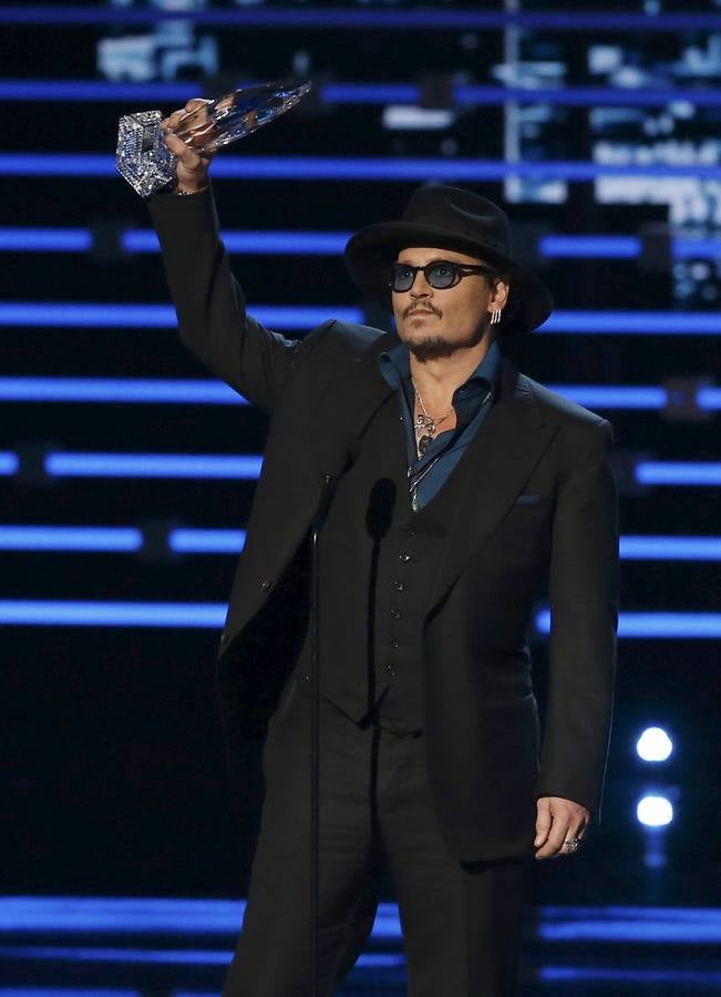 Johnny Depp recoge el galardón al mejor actor dramático, obtenido gracias a su papel en 'Black Mass'.