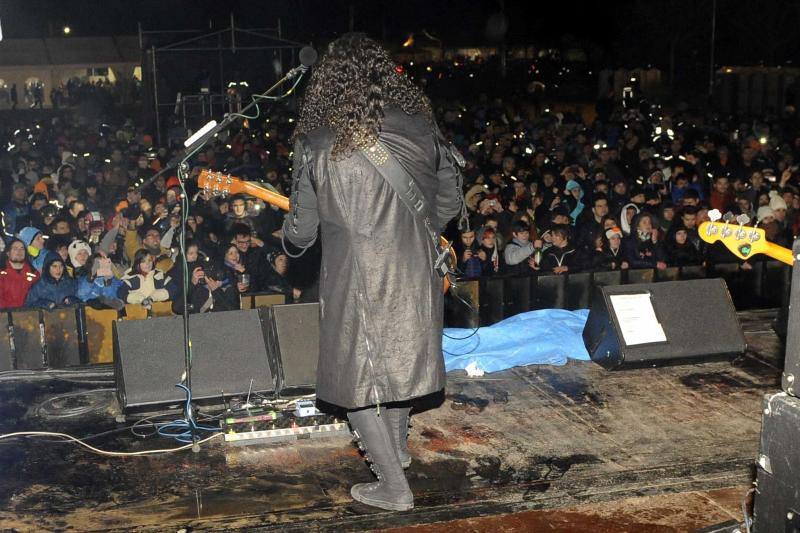 Música y hogueras contra el frío de la noche