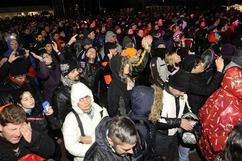 Música y hogueras contra el frío de la noche
