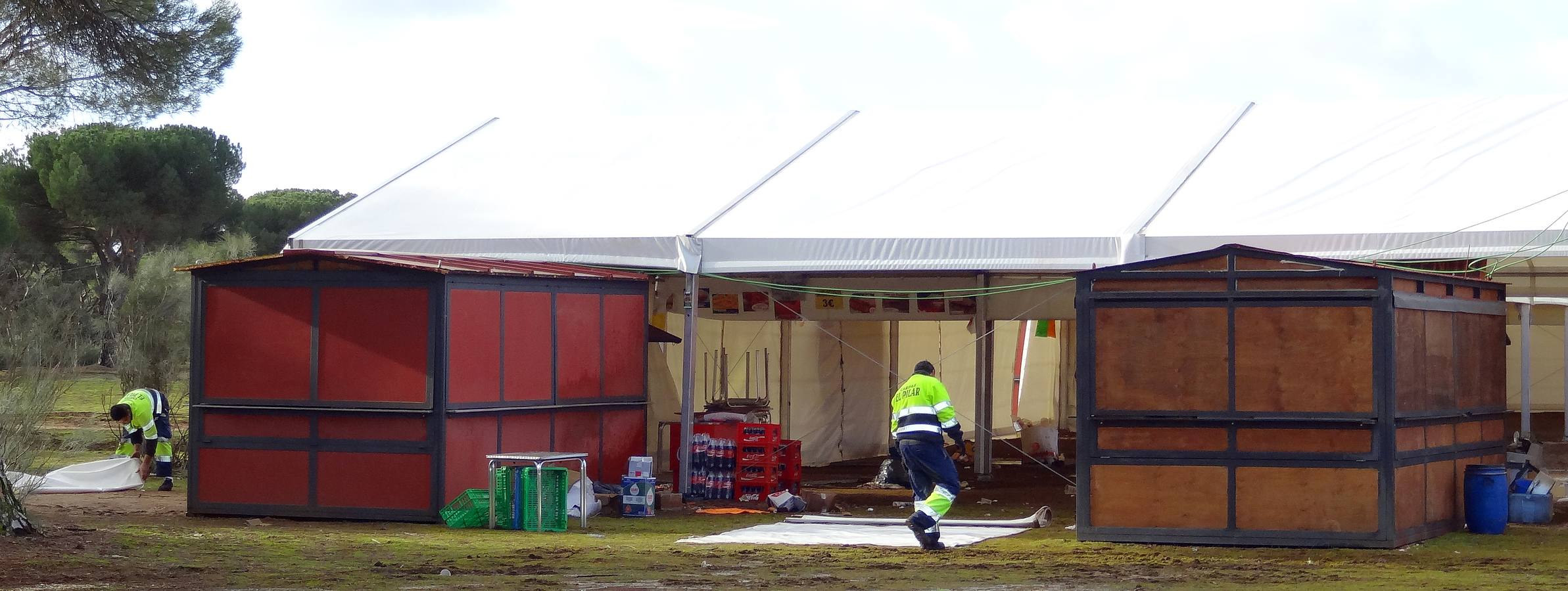 Tareas de limpieza de los terrenos de la antigua Hípica tras el paso de la Fiesta de la Moto