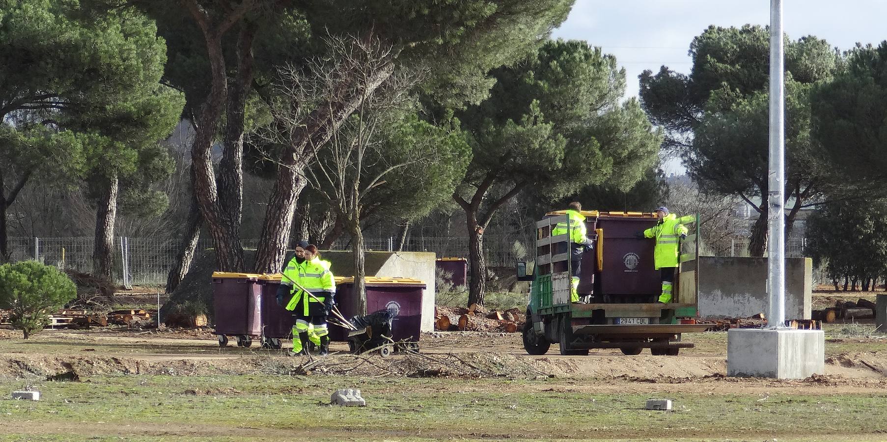 Tareas de limpieza de los terrenos de la antigua Hípica tras el paso de la Fiesta de la Moto