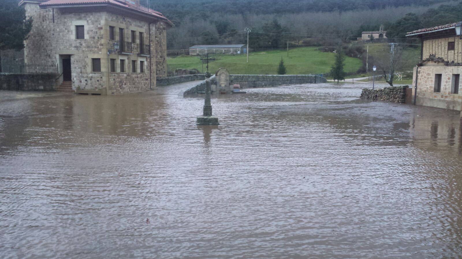 El rio Duero se desborda a su paso por la localidad de Salduero (Soria).