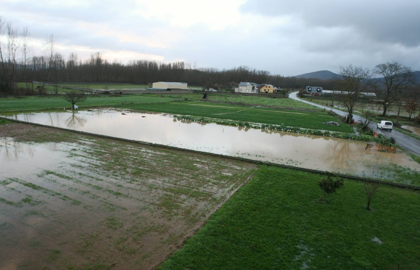 Uno de los accesos a la localidad de Toral de Merayo perteneciente al municipio de Ponferrada, cortada por el desbordamiento del río Sil.