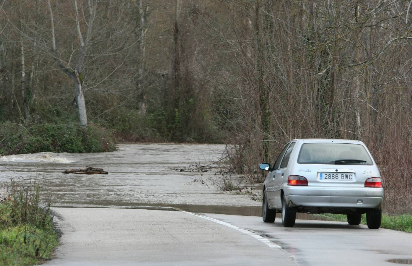 Uno de los accesos a la localidad de Toral de Merayo perteneciente al municipio de Ponferrada, cortada por el desbordamiento del río Sil.