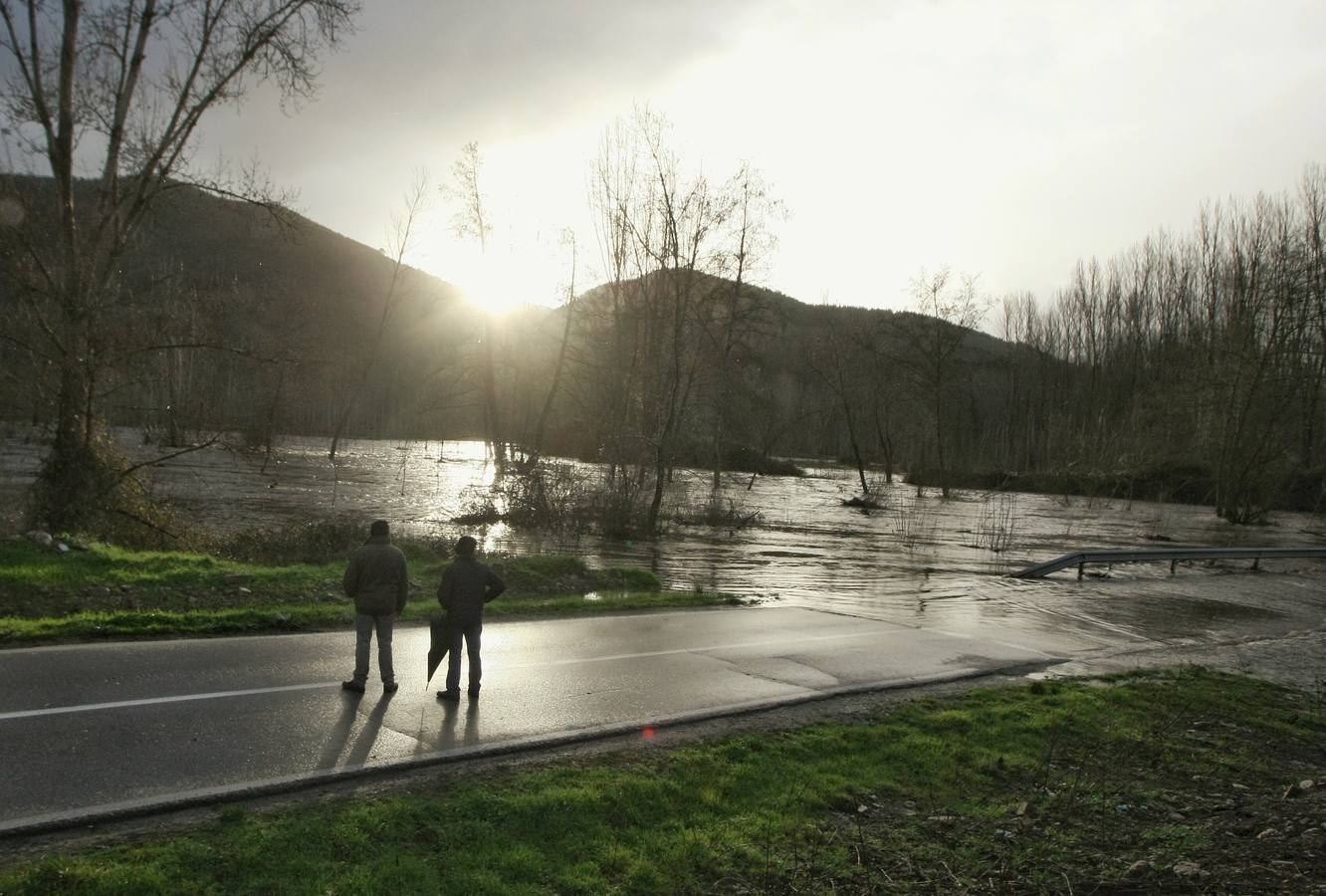 Uno de los accesos a la localidad de Toral de Merayo perteneciente al municipio de Ponferrada, cortada por el desbordamiento del río Sil.