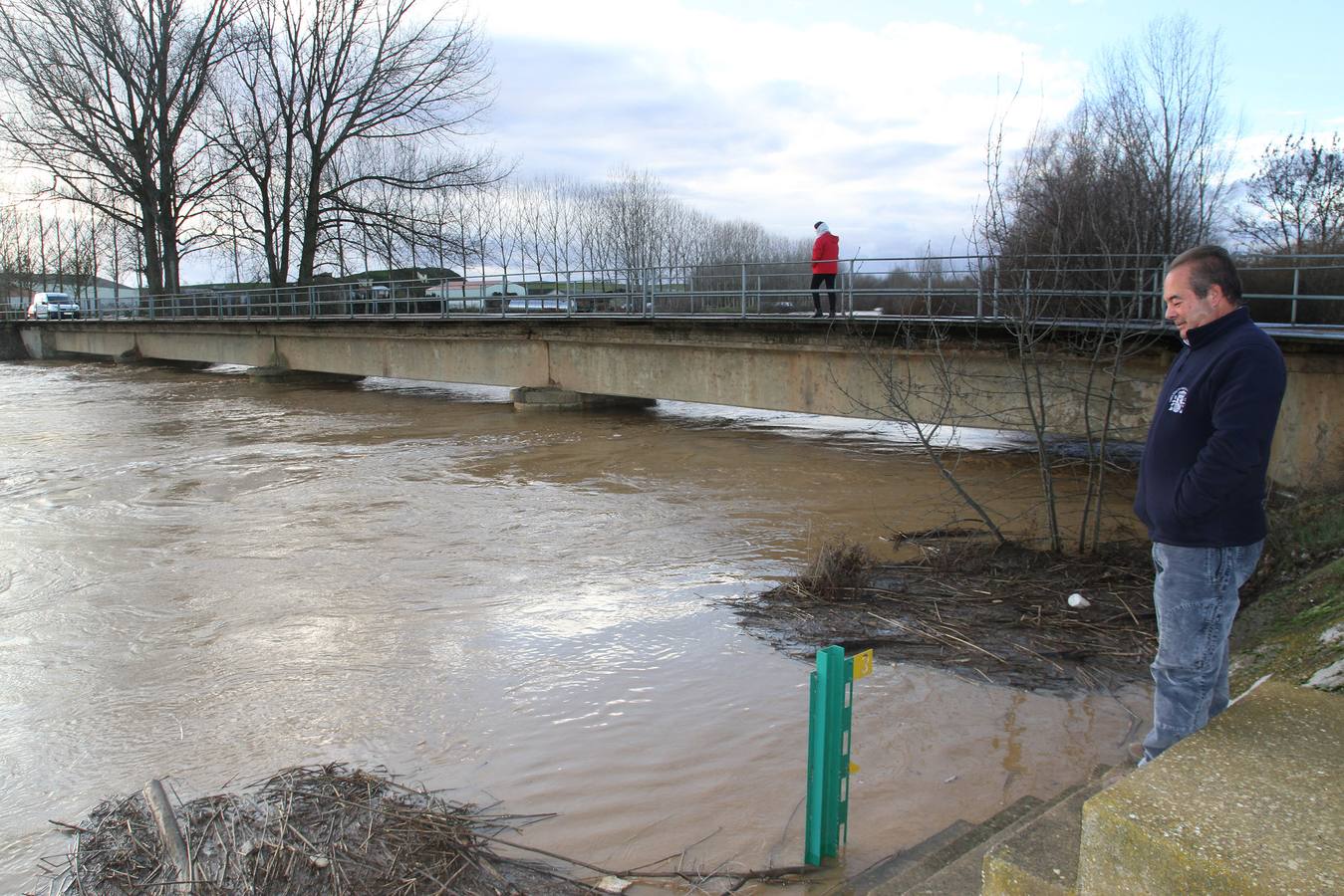 El río Valdavia se desborda en Abia de la Torres (Palencia).