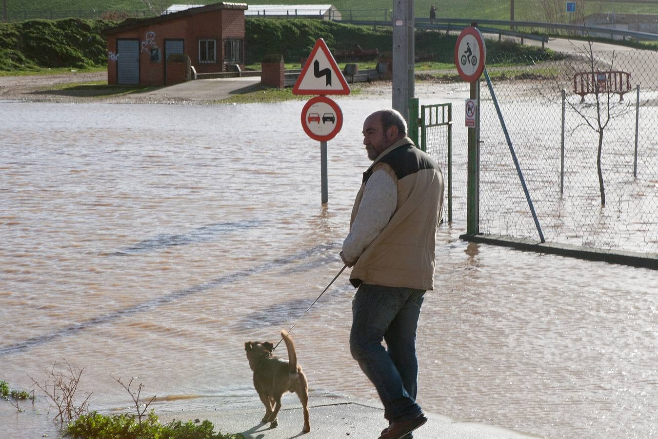 La subida del caudal del rio Valderaduey ocasiona inundaciones en Benegiles (Zamora).