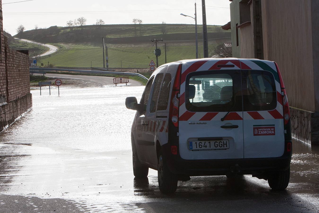 La subida del caudal del rio Valderaduey ocasiona inundaciones en Benegiles (Zamora).