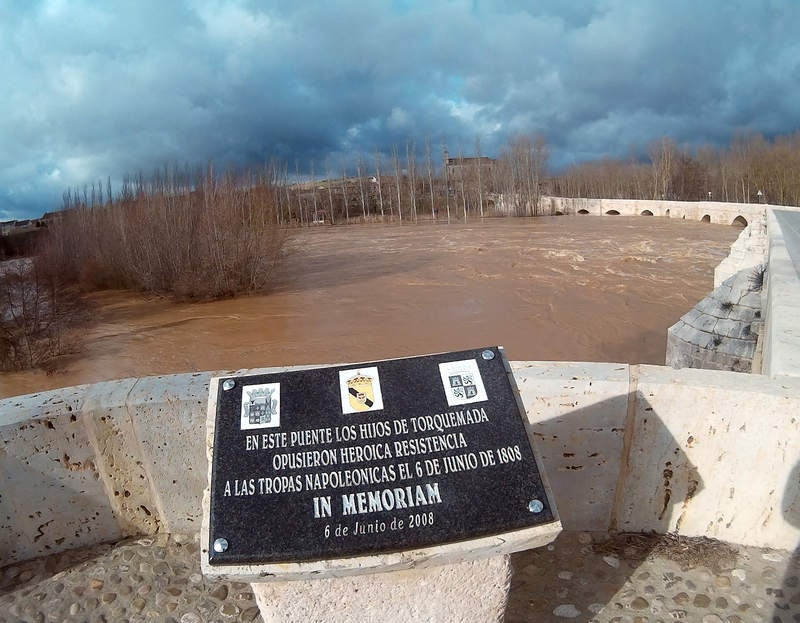 El río Pisuerga a su paso por Torquemada.