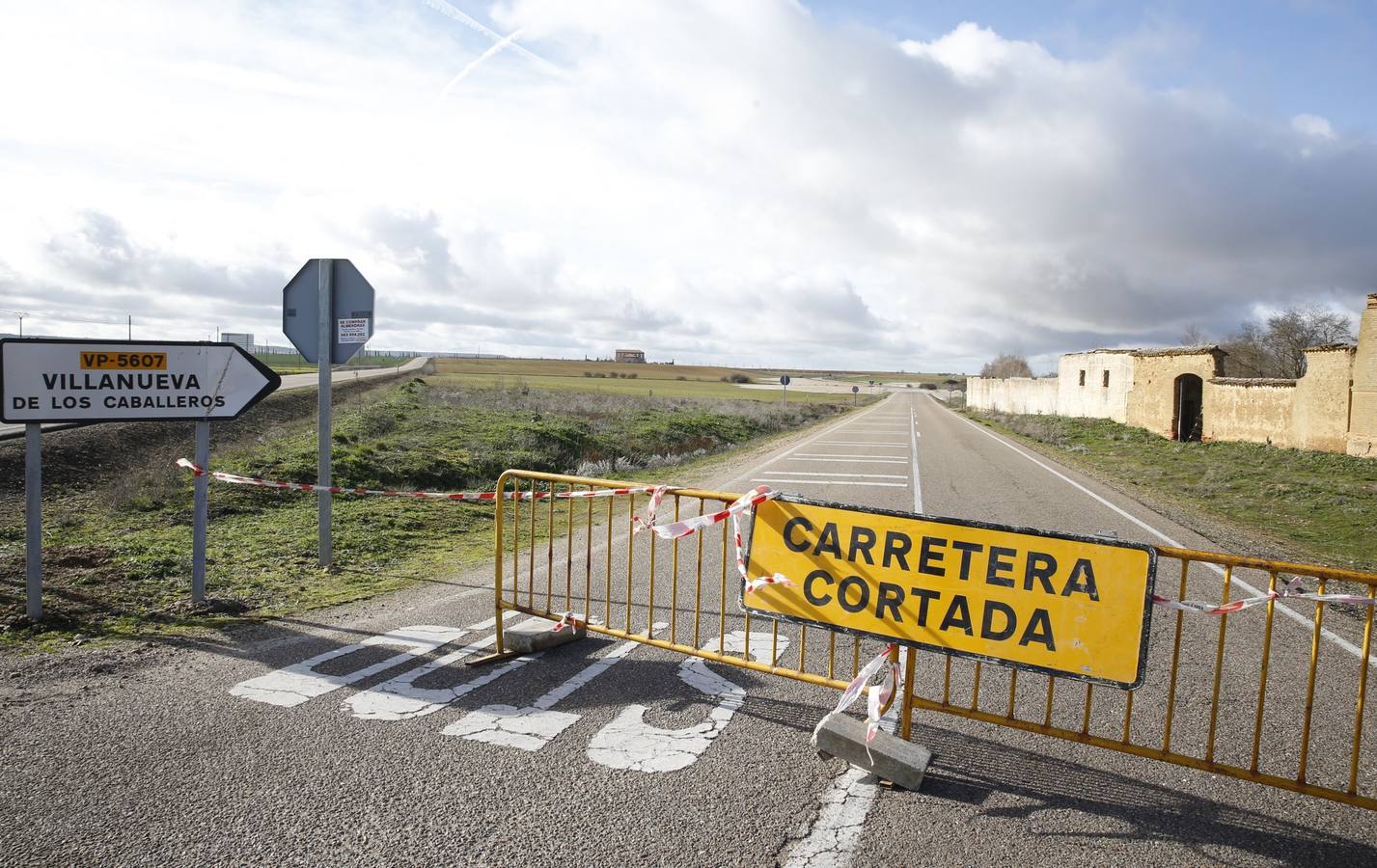 Carretera cortada en Villanueva de los Caballeros.