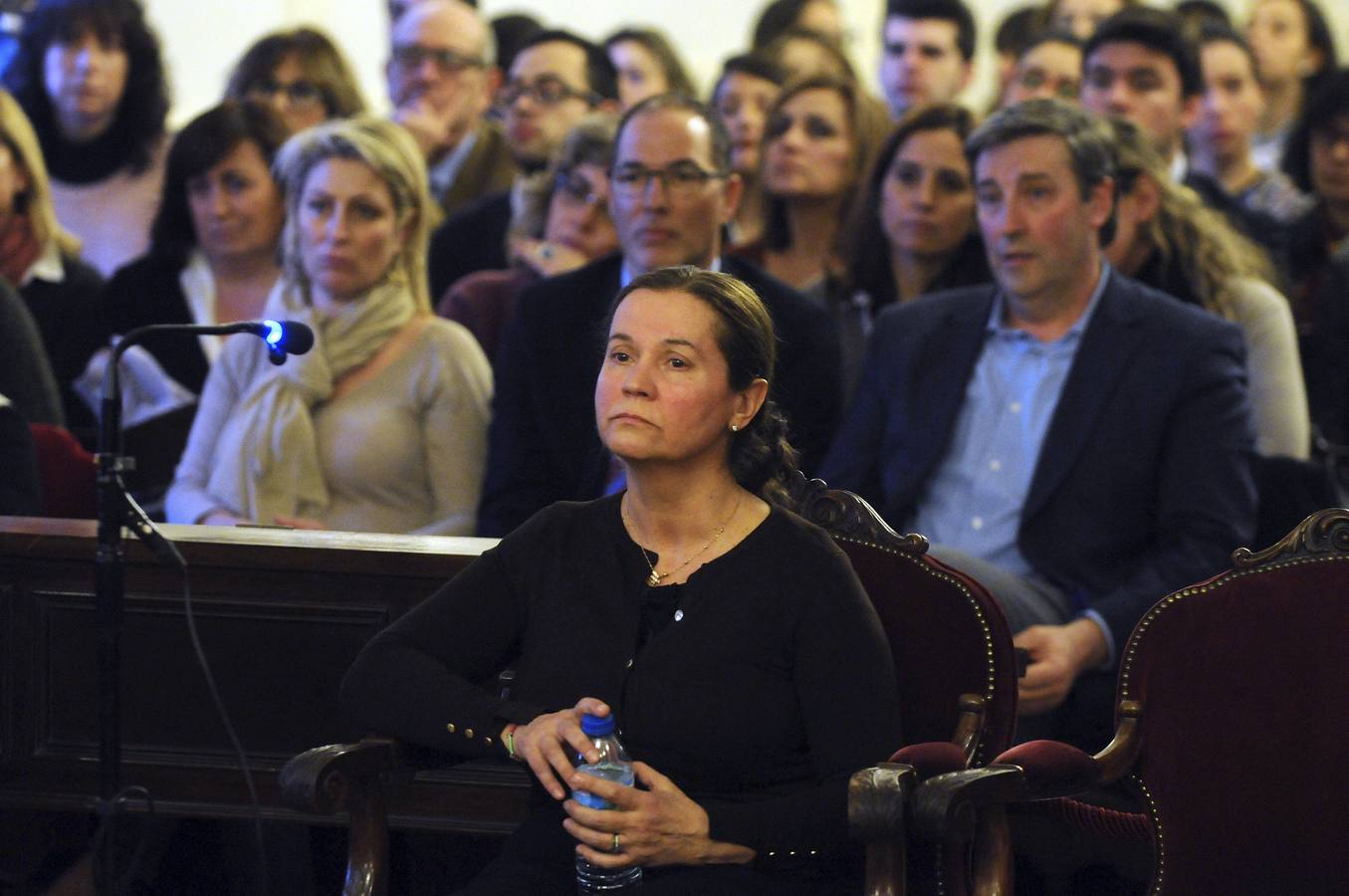 Montserrat González, acusada de la muerte de la presidenta de la Diputación de León, Isabel Carrasco, durante su declaración en el juicio que tiene lugar en la Audiencia Provincial de la capital leonesa.