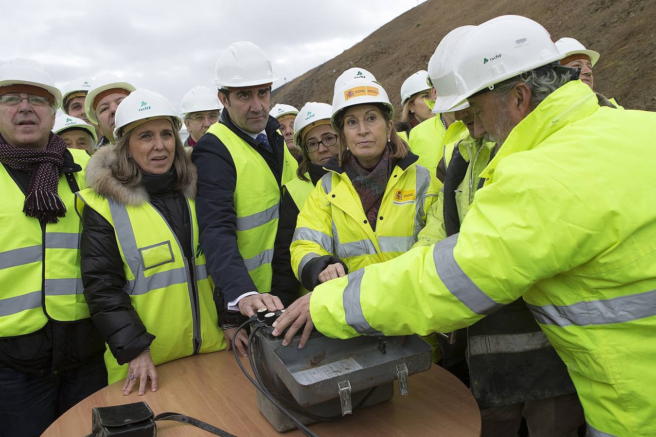 La ministra de Fomento visita las obras del Ave en Puebla de Sanabria (Zamora)