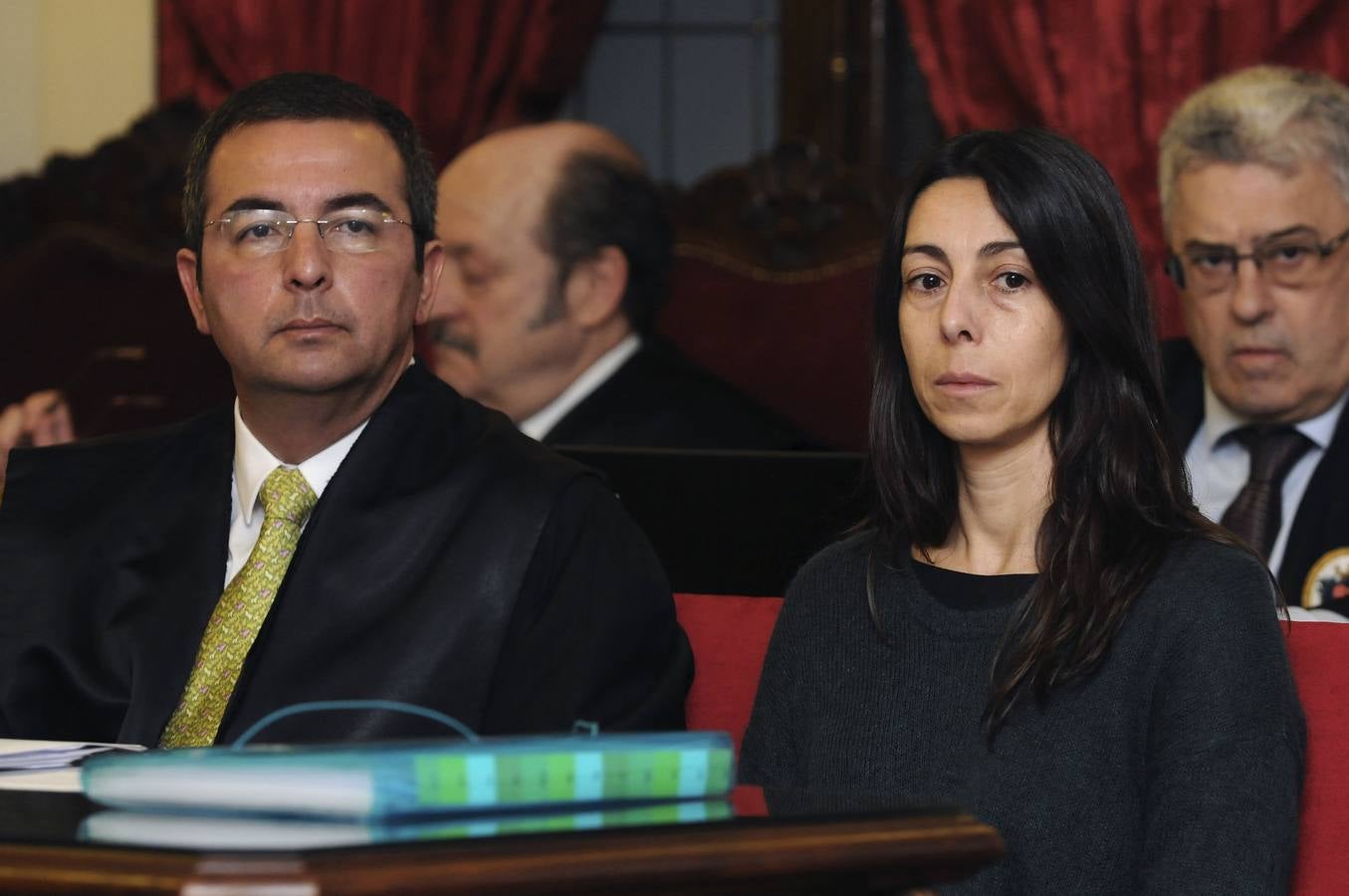 La policía local Raquel Gago junto a su abogado defensor, Fermín Guerrero, durante la declaración del inspector de Policía Pablo Antonio Martínez, marido y padre de dos de las acusadas del asesinato de Isabel Carrasco, Montserrat González y Triana Martínez.