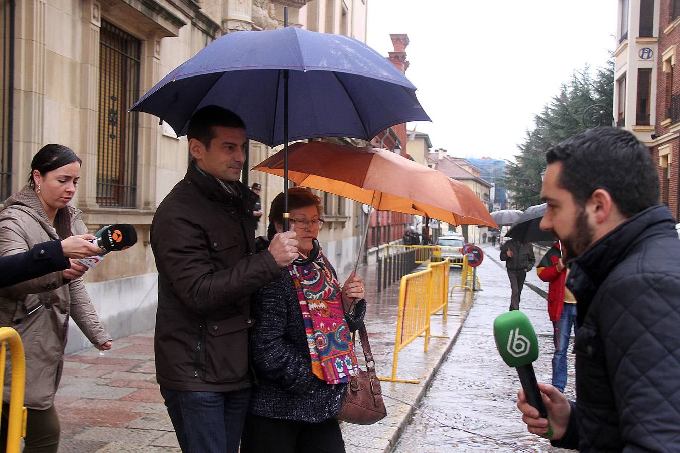 Carlos Gago(I), hermano de Raquel Gago, sale de la Audiencia tras su declaración.