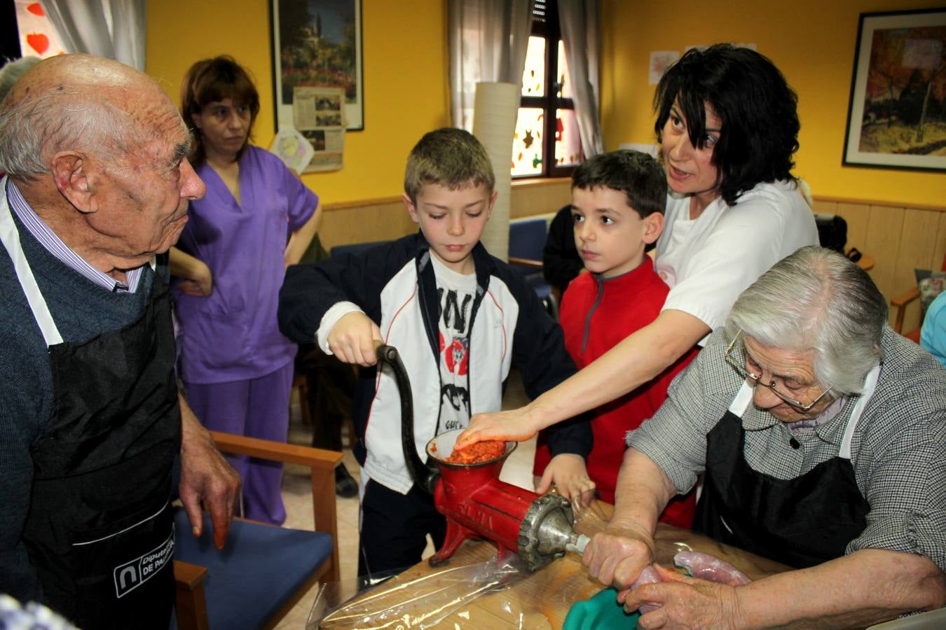 Fiesta de la Matanza en la residencia de mayores de Baltanás (Palencia)