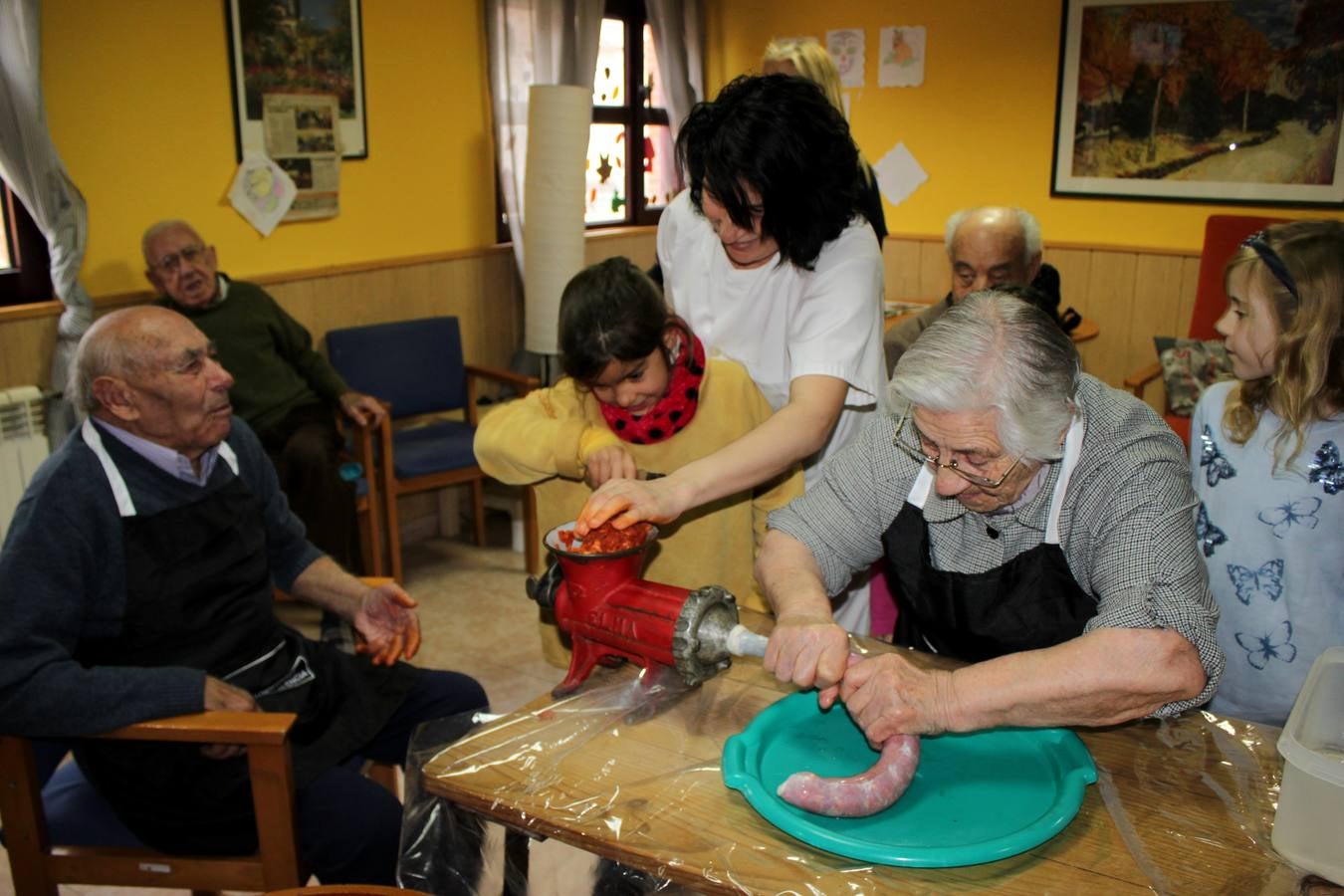 Fiesta de la Matanza en la residencia de mayores de Baltanás (Palencia)