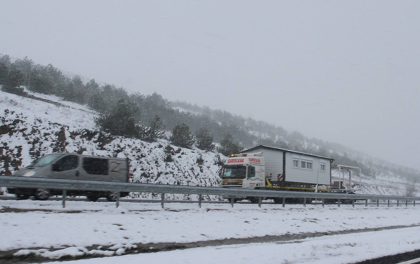 Vehículos en la A-67, en el límite de Palencia con Cantabria.