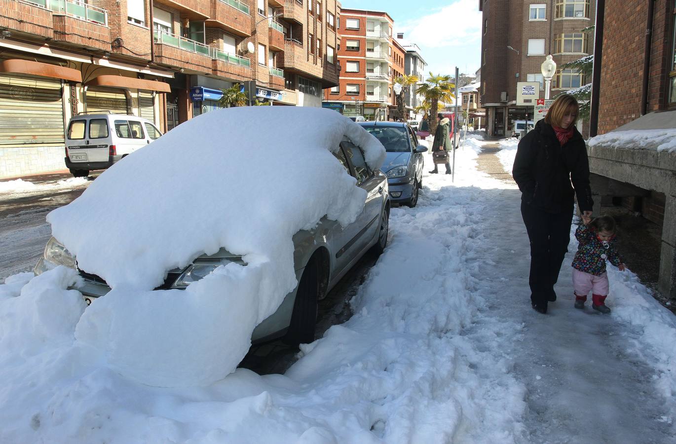 Calles con hielo y nieve en Guardo.