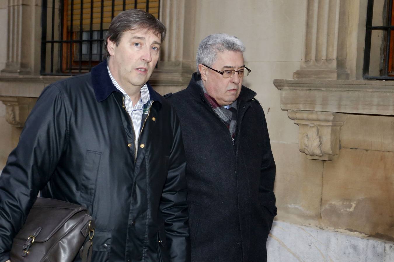 El abogado de Montserrat y Triana, José Ramón García (D) y el procurador, Miguel Ángel Díez Cano (I).