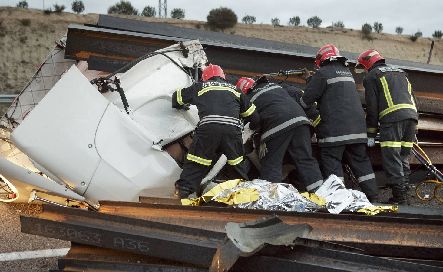 Colisión entre un camión y un turismo en la A-62 en Espeja (Salamanca)