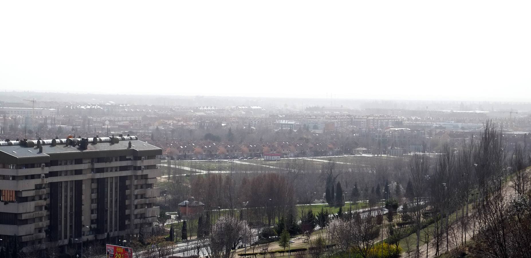 La calima cubre el cielo de Valladolid