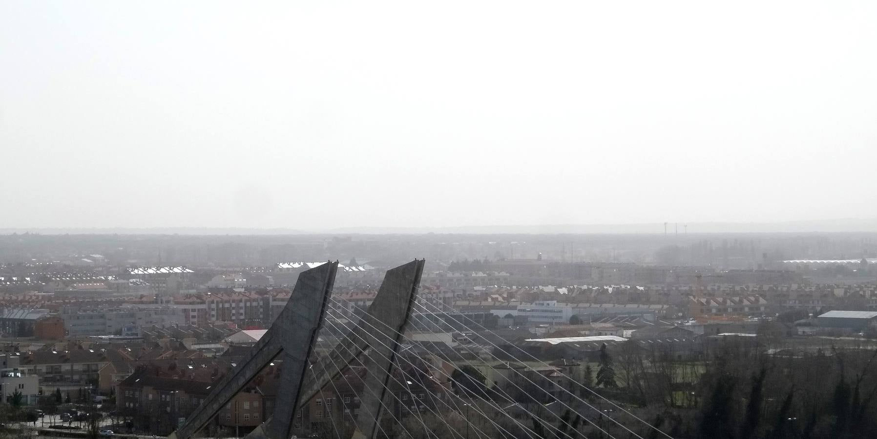 La calima cubre el cielo de Valladolid